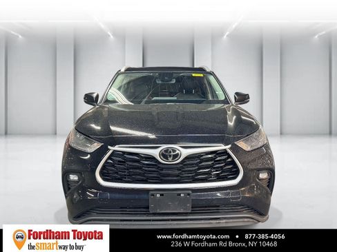 Certified 2025 Toyota Highlander XLE image 2