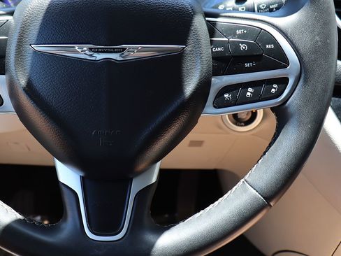 Used 2022 Chrysler Pacifica Touring-L FWD image 57
