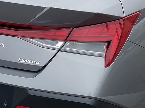 Used 2024 Hyundai Elantra Limited image 34