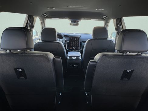 New 2026 GMC Acadia Elevation image 13