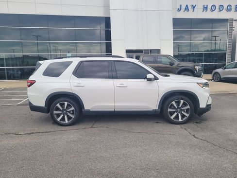 Used 2024 Honda Pilot Touring image 2