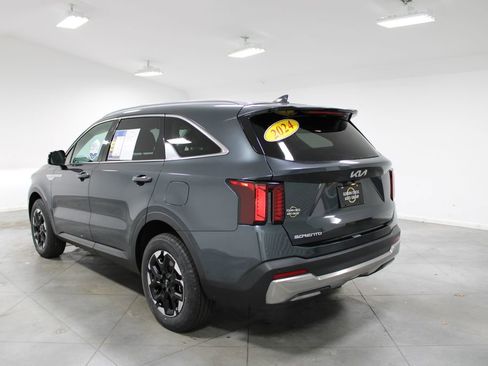 Used 2024 Kia Sorento S image 7