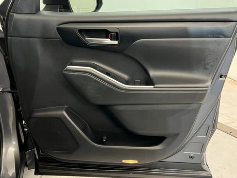 Certified 2021 Toyota Highlander XLE image 25
