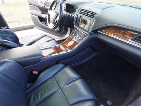 Used 2017 Lincoln Continental Select image 25