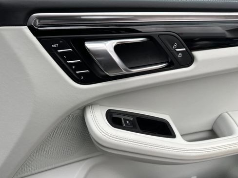 Certified 2022 Porsche Macan AWD/4WD image 19