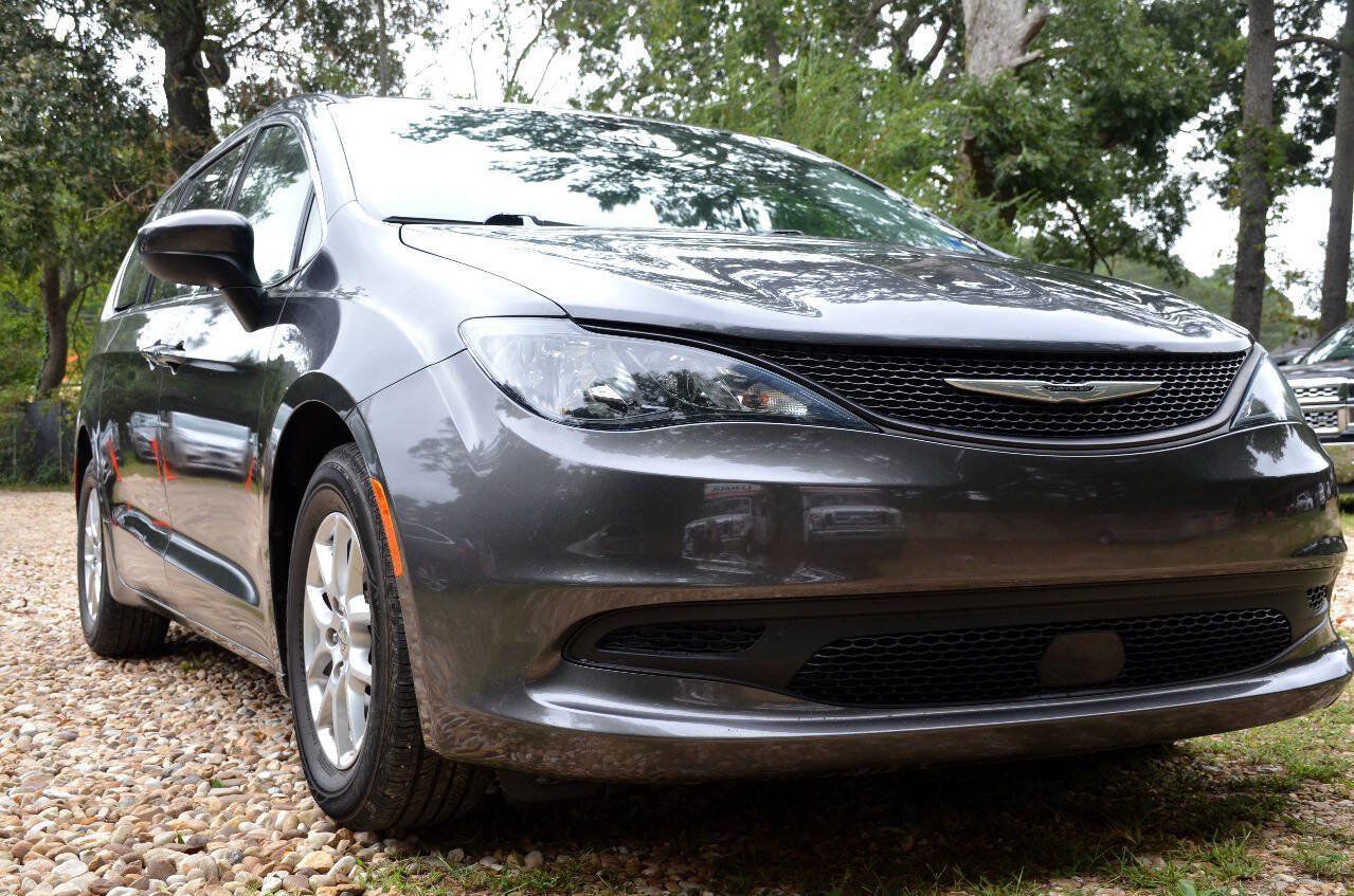 Used 2022 Chrysler Voyager LX FWD image 3