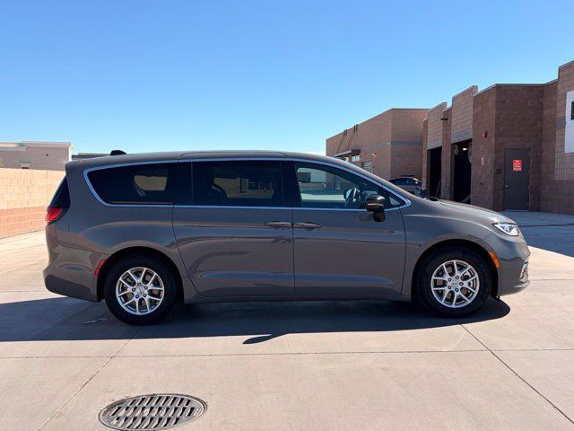 Certified 2025 Chrysler Pacifica Select FWD image 8