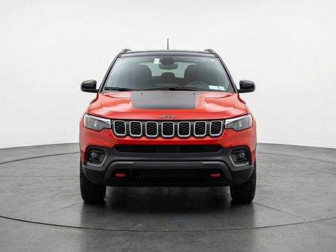 Used 2025 Jeep Compass Trailhawk AWD/4WD image 2