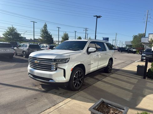 Used 2023 Chevrolet Suburban High Country AWD/4WD image 6