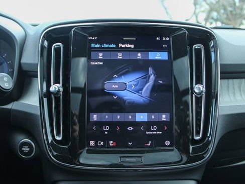 Used 2025 Volvo XC40 B5 Plus image 23