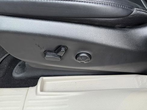 Used 2024 Chrysler Pacifica Touring-L image 15