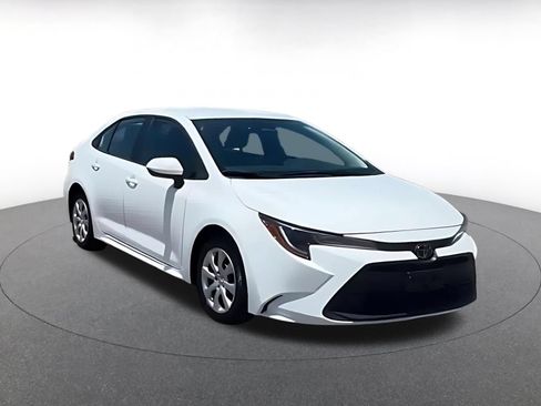 Used 2025 Toyota Corolla LE FWD image 3