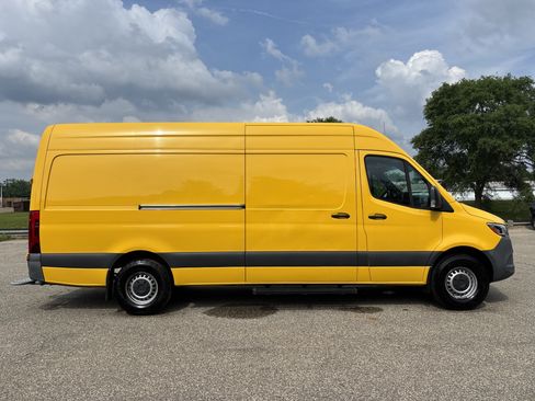 Used 2021 Mercedes-Benz Sprinter 2500 w/ Acoustic Package image 2