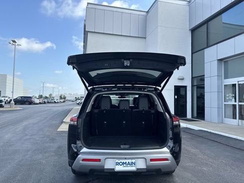 Used 2025 Nissan Pathfinder SL FWD image 18