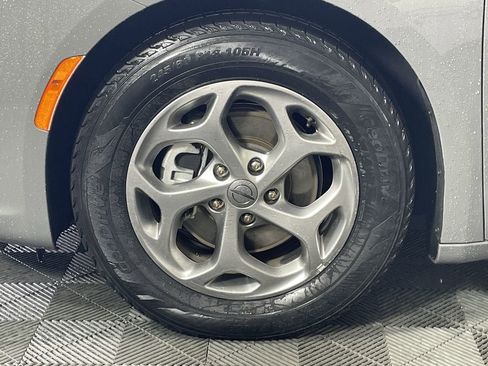 Used 2023 Chrysler Pacifica Limited image 9