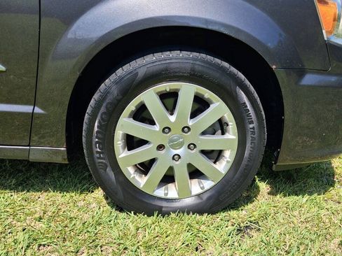 Used 2015 Chrysler Town & Country Touring FWD image 22