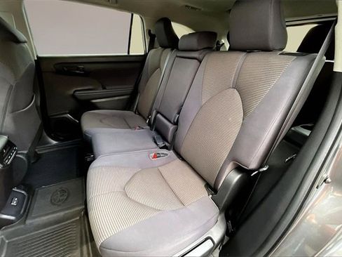 Used 2023 Toyota Highlander L image 19