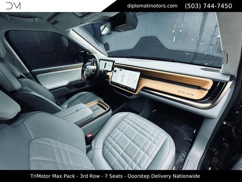 Used 2025 Rivian R1S Premium image 19