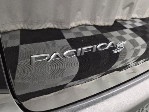 Used 2025 Chrysler Pacifica Limited FWD image 7