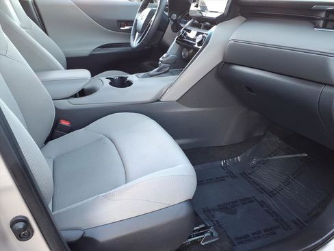 Certified 2023 Toyota Venza LE image 8