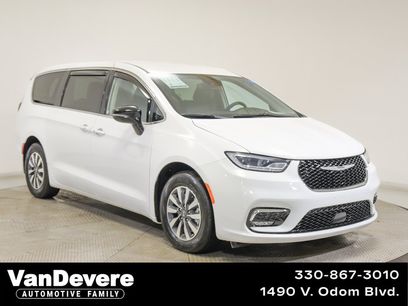 Used 2024 Chrysler Pacifica Select