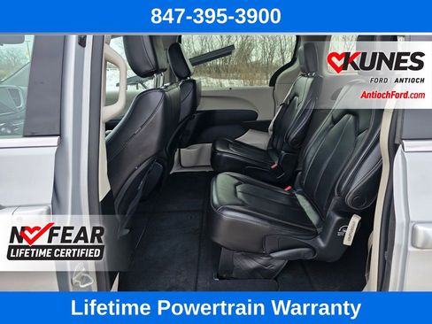 Used 2023 Chrysler Pacifica Touring-L image 24