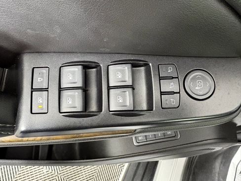 Used 2018 GMC Yukon Denali image 14