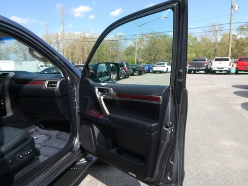 Used 2016 Lexus GX 460 w/ Premium Package image 27