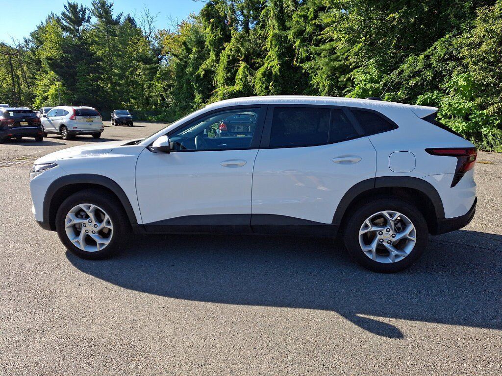 Used 2025 Chevrolet Trax LS w/ LS Convenience Package FWD image 4