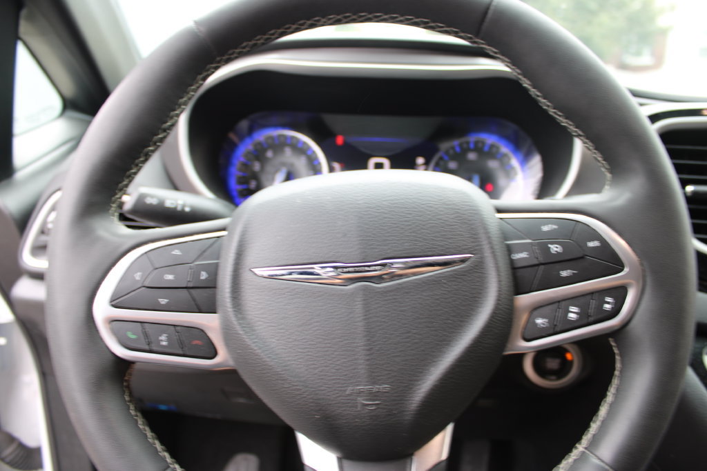 Used 2025 Chrysler Pacifica Select FWD image 13