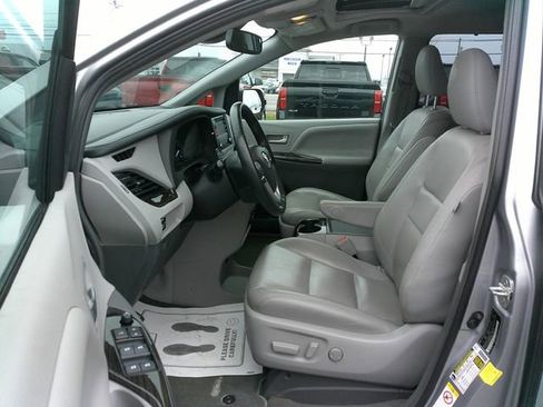Used 2018 Toyota Sienna XLE image 19