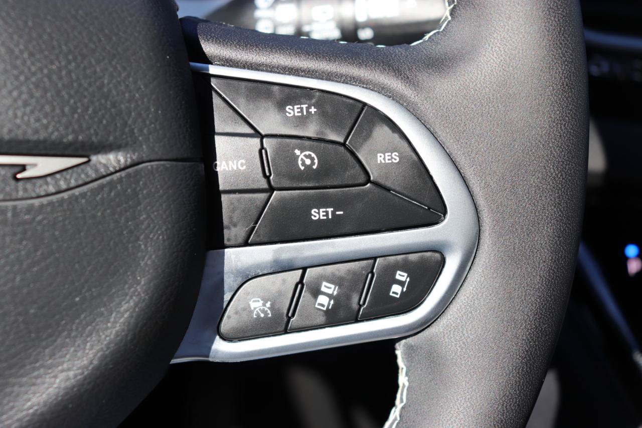 Used 2027 Chrysler Pacifica Select FWD image 36