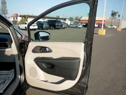 Used 2023 Chrysler Pacifica Touring-L image 32