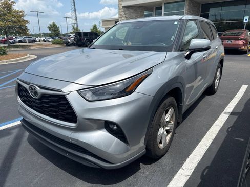 Used 2023 Toyota Highlander LE AWD/4WD image 3