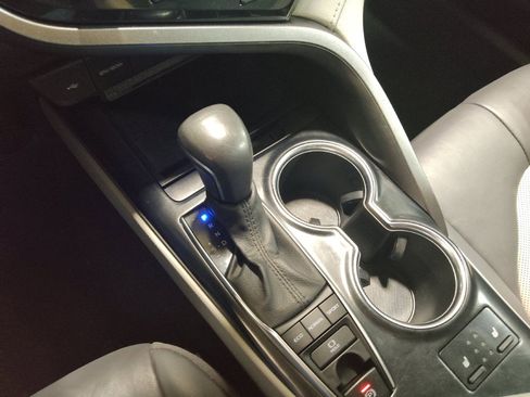 Used 2020 Toyota Camry XLE w/ Carpet Mat Package image 26