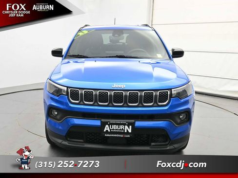 Used 2023 Jeep Compass Latitude w/ Convenience Group AWD/4WD image 3