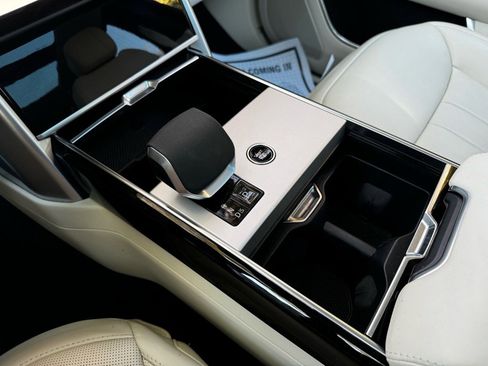 Used 2025 Land Rover Range Rover SE image 15