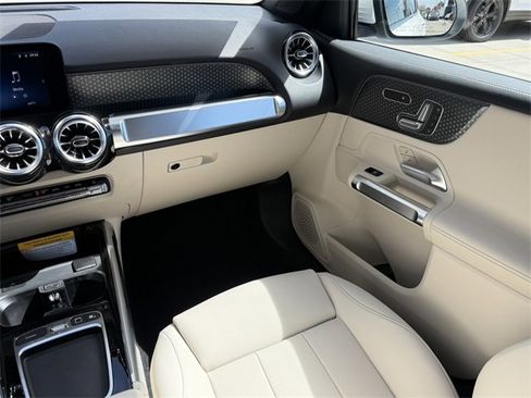 Used 2025 Mercedes-Benz GLB 250 4MATIC image 31
