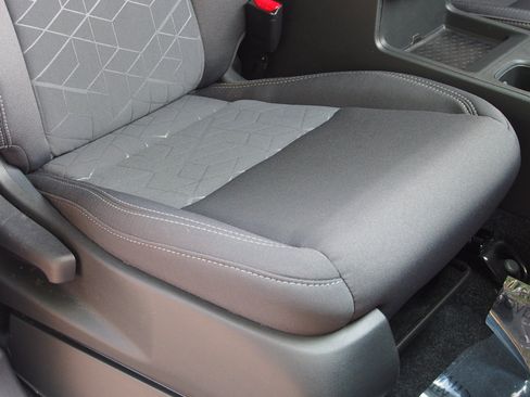 Used 2025 Nissan Frontier SV RWD image 13