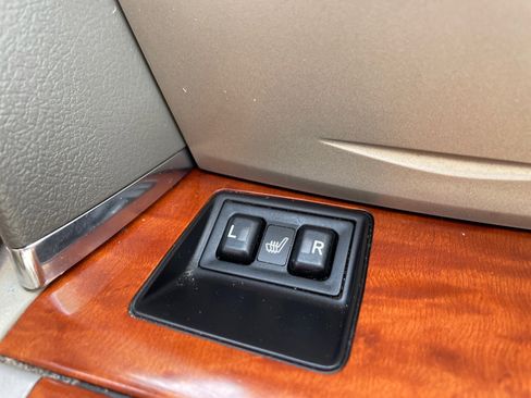 Used 2011 Toyota Camry XLE w/ SE/XLE Extra-Value Pkg image 16