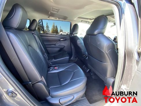 Used 2023 Toyota Highlander XLE AWD/4WD image 19