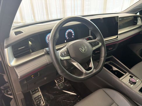 Used 2025 Volkswagen Tiguan SE R-Line FWD image 4