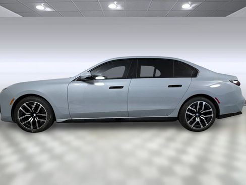 Used 2023 BMW 740i image 2