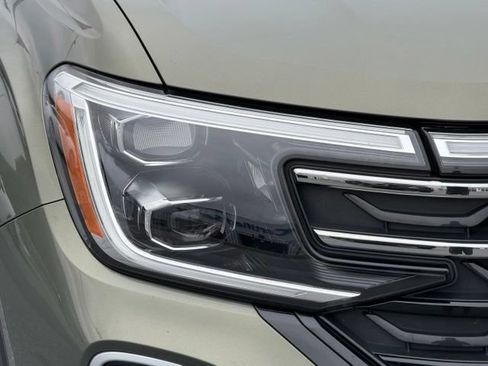 Used 2024 Volkswagen Atlas Peak Edition SE AWD/4WD image 17