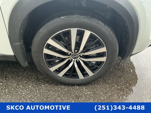Used 2025 Nissan Pathfinder Platinum FWD image 9
