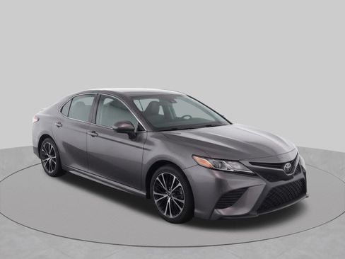 Used 2018 Toyota Camry SE FWD image 1
