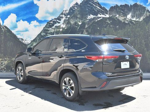 Used 2021 Toyota Highlander XLE AWD/4WD image 9