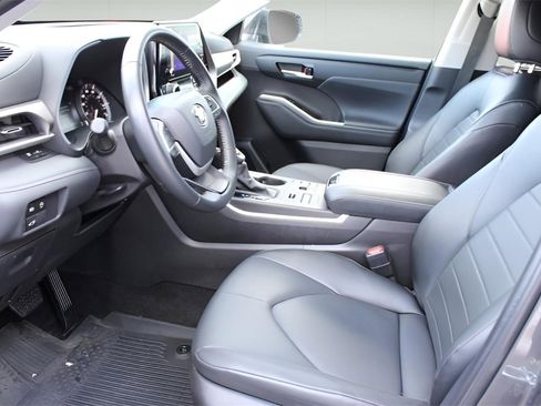 Certified 2025 Toyota Highlander XLE image 8