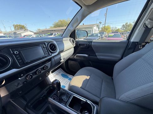 Used 2016 Toyota Tacoma SR5 image 8