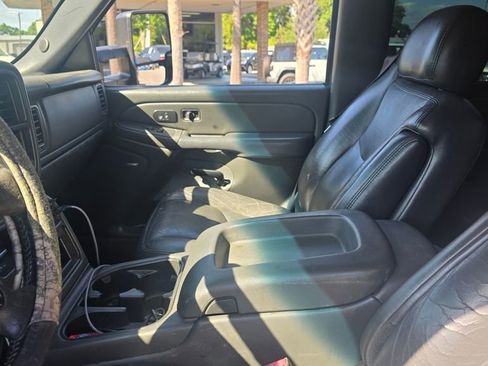 Used 2005 Chevrolet Silverado 2500 LT w/ Heavy-Duty Power Package image 2